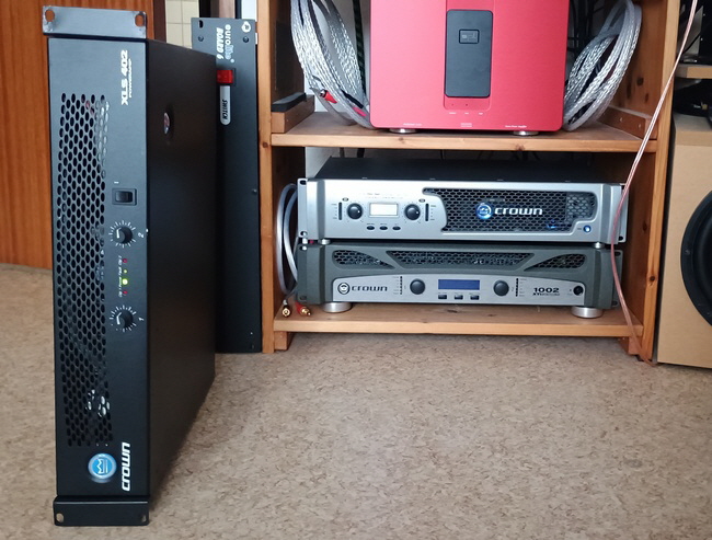 Crown XLS 402 vs. Crown XLS 2500