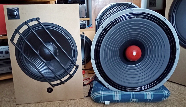 Lii w-18 vs. MONACOR SP-302PA